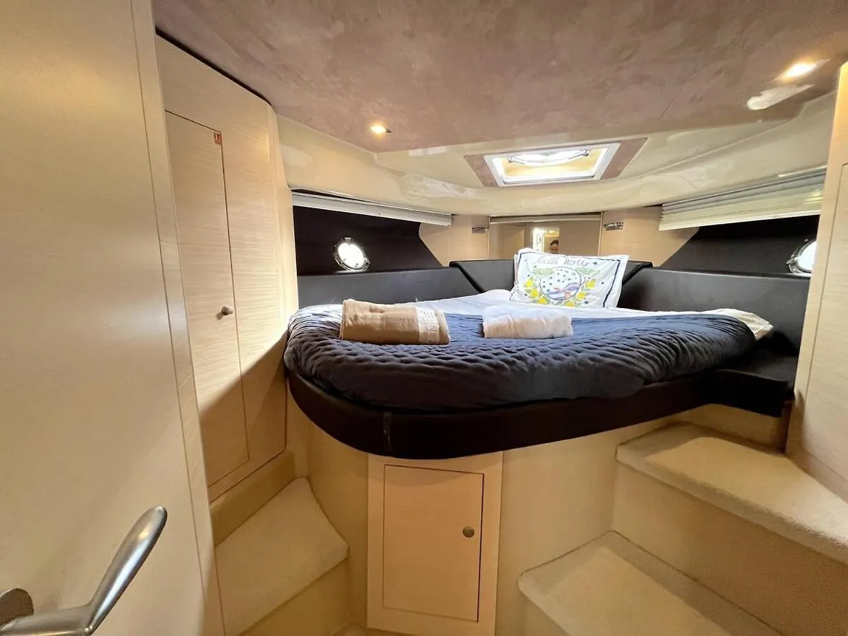 Cannes Bateau Port Centre 0*,  צרפת