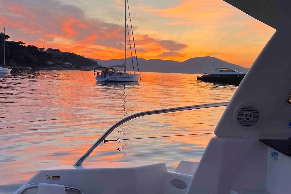 Cannes Bateau Port Centre 0*,  France