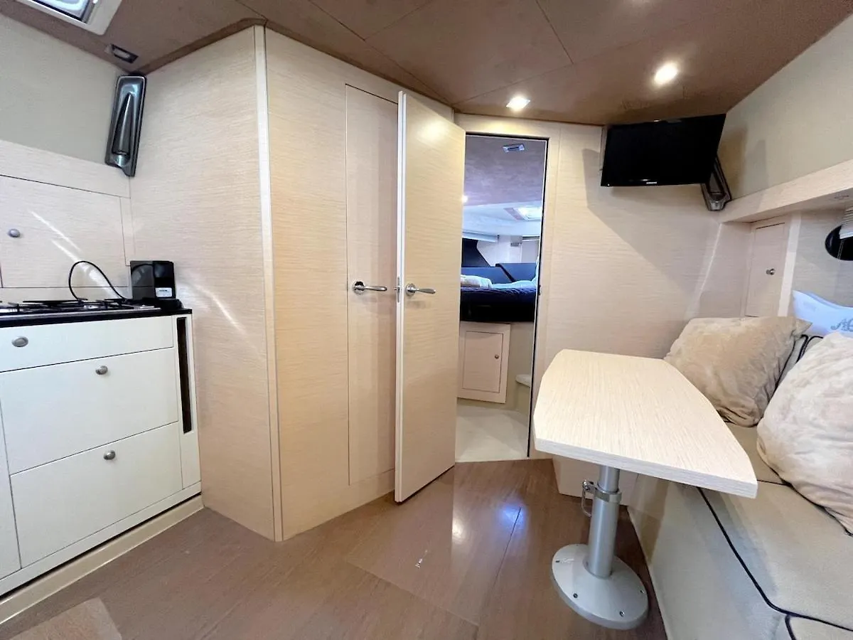 Botel Cannes Bateau Port Centre